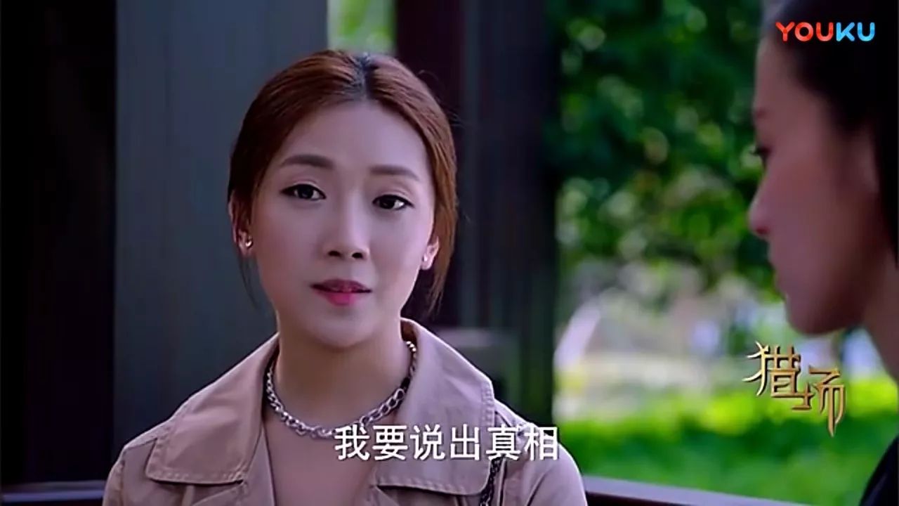 男主郑秋冬,罗伊人是他的初恋女友,第二任是熊青春,第三任是贾衣玫.