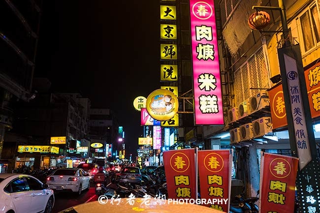 没有逢甲夜市出名的美食街,游客不多,台湾本地人却骑着机车来宵夜