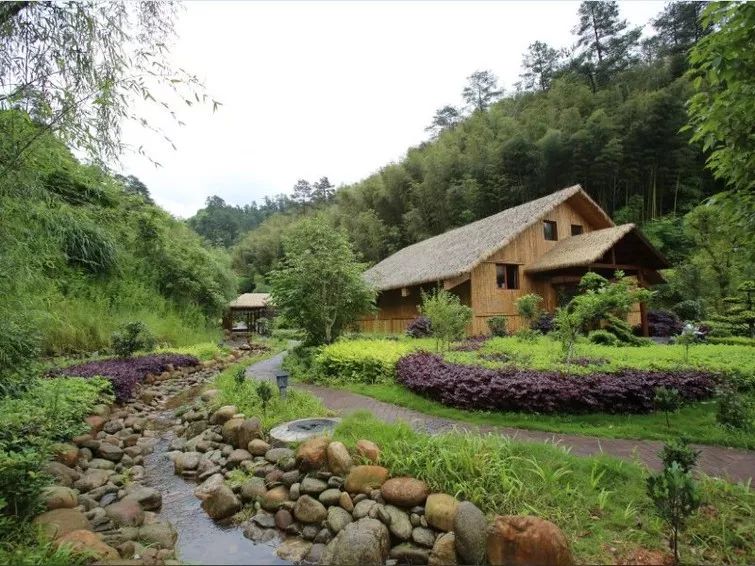 官溪温泉山庄位于国家4a景区热水温泉内,是一座集温泉戏水,旅游度假于