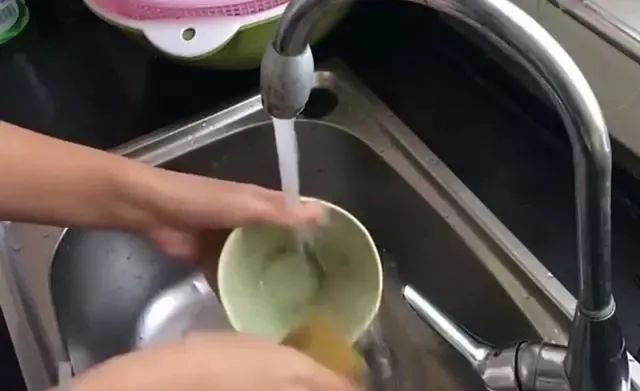 这样洗碗等于是在"培养细菌",你仍然没有正确洗碗吗!