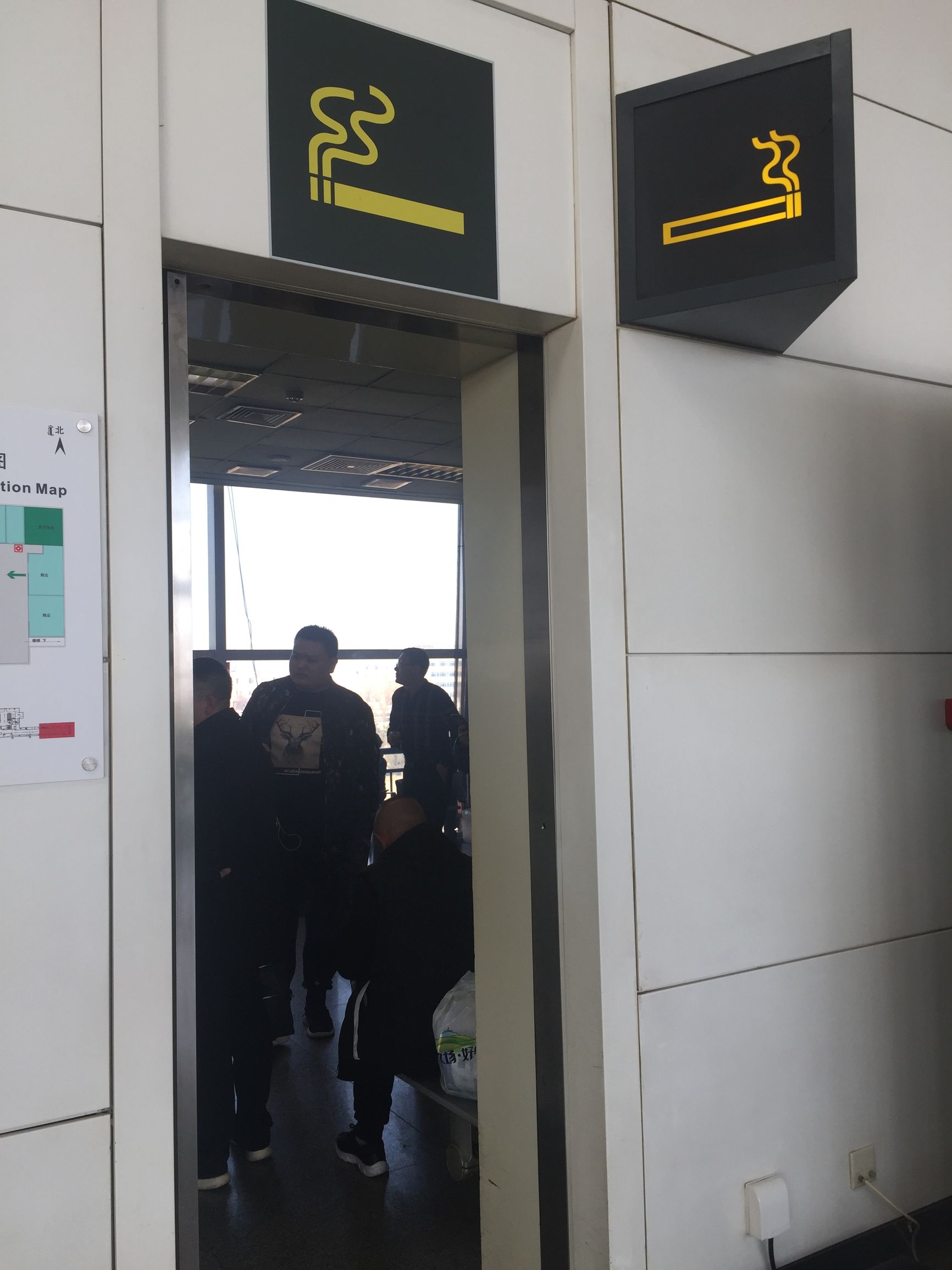 在呼和浩特机场,遇见最有争议的吸烟室,里面还有很多
