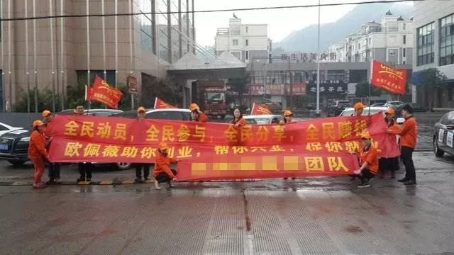 【微一案】我和文案大神的距离,除了农村的一道墙,还有横幅上的一句话