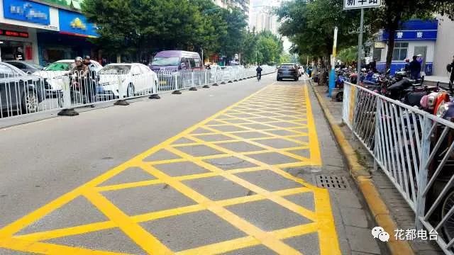△新施划的黄色方格,标志着禁止停车
