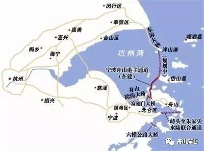 入海后转向东北,依次跨越长白西航道,舟山中部港域西航道和岱山南航道