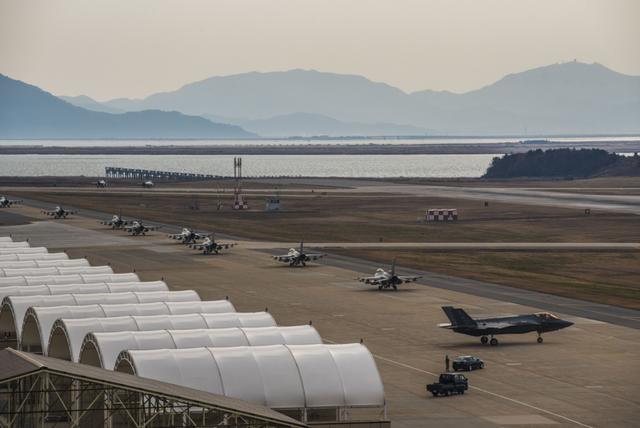 韩国空军乌山基地,4架f-35a战斗机正在跑道上"大象漫步",准备升空