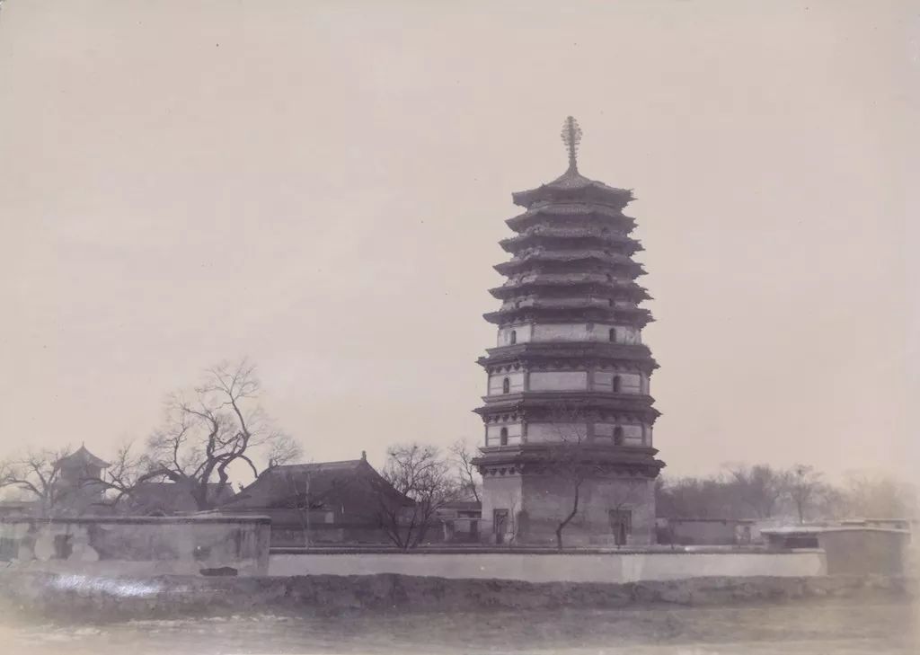 正定府塔院,照片中的塔为正定天宁寺凌霄塔.摄于1901年慈禧回銮途中