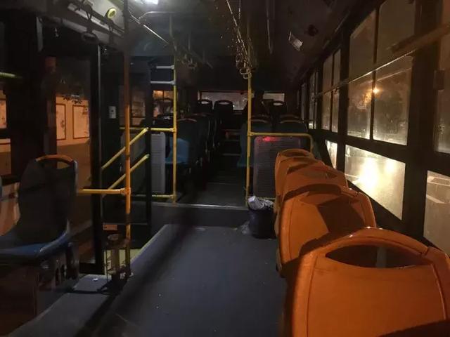 夜里上了最后一班105路公交车,竟然看到如此惊人的