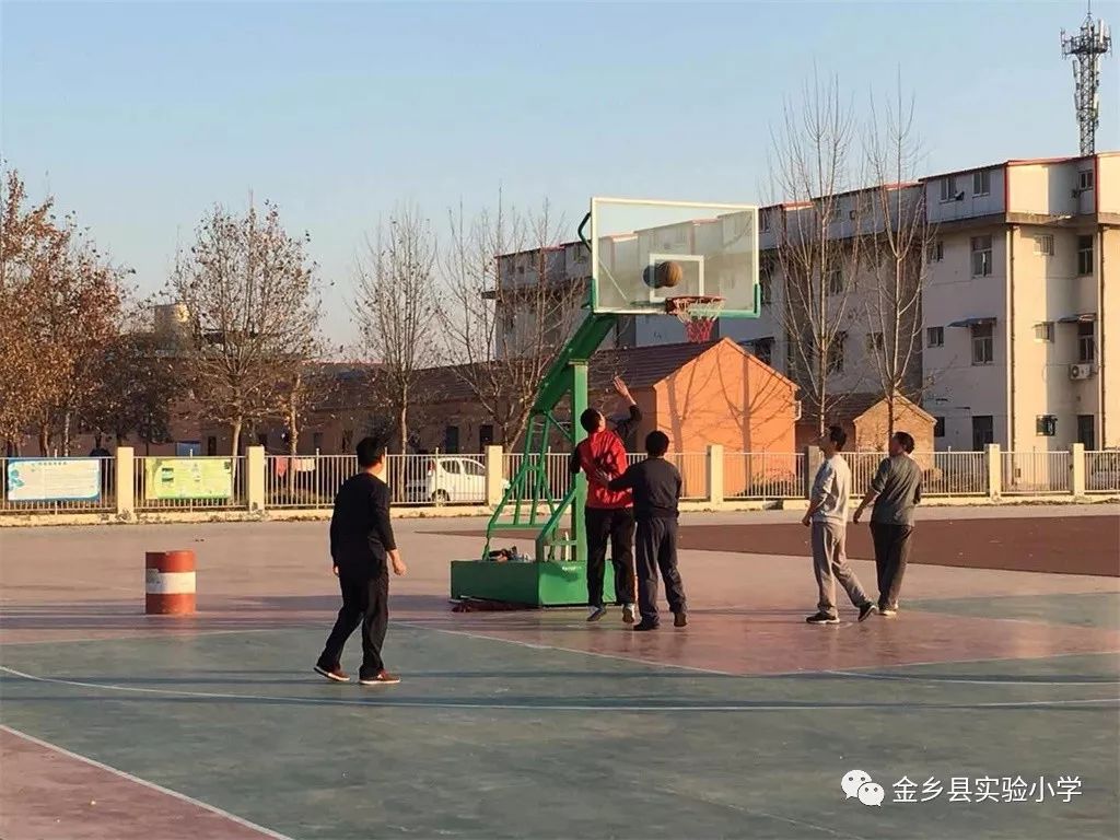 金乡县第三中学与实验小学教育集团三中校区举行教师篮球友谊赛