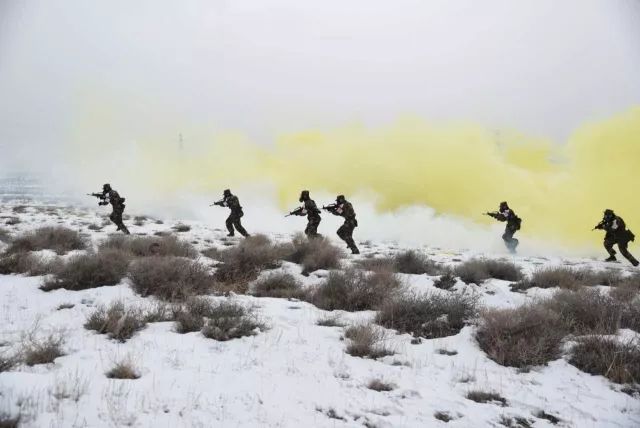 武警新疆总队紧贴反恐维稳任务组织近万名新兵野营拉练