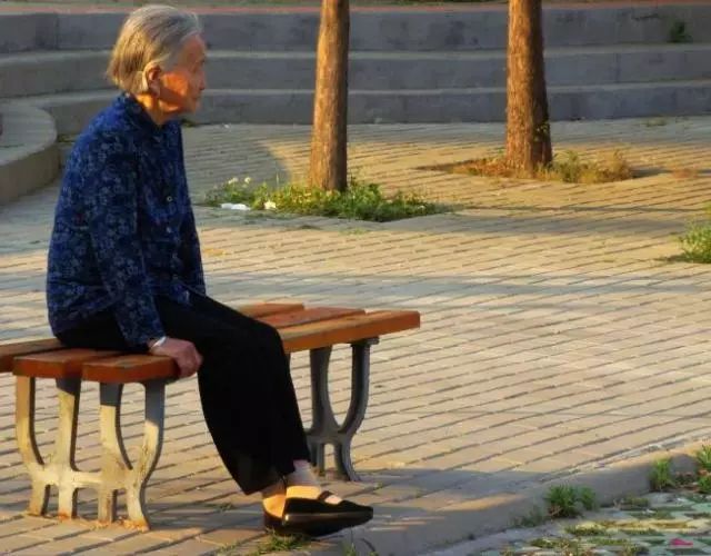 在孤独寂寞中等死的中国老人