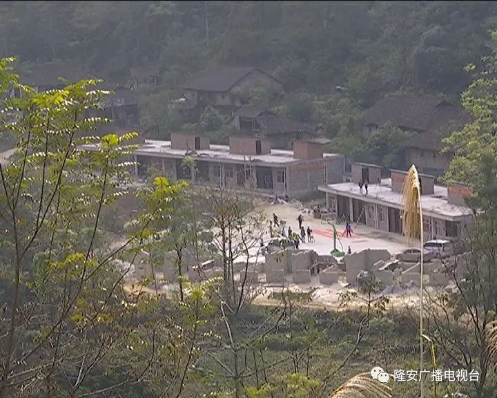 恭喜!隆安东信村12户易地搬迁贫困户喜领新房"金钥匙!