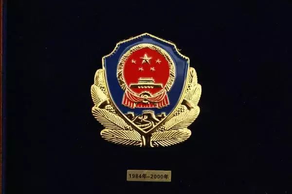 老警察都不一定知道最全的中国警服帽徽变迁小编已经看醉了
