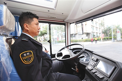 在自动驾驶公交车内,司机可以"撒把"驾驶 深圳巴士集团供图