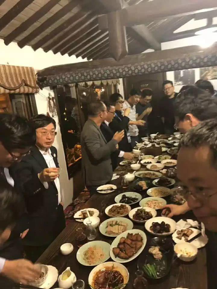 乌镇互联网大会,被"丁磊饭局"和"东兴饭局"两个大佬饭局成功抢镜.