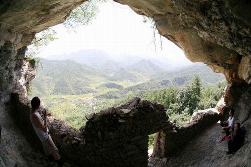 旅游 正文  寨外的石垭梁子,大尖梁子两座山峰一山如龙,一山似虎,两条