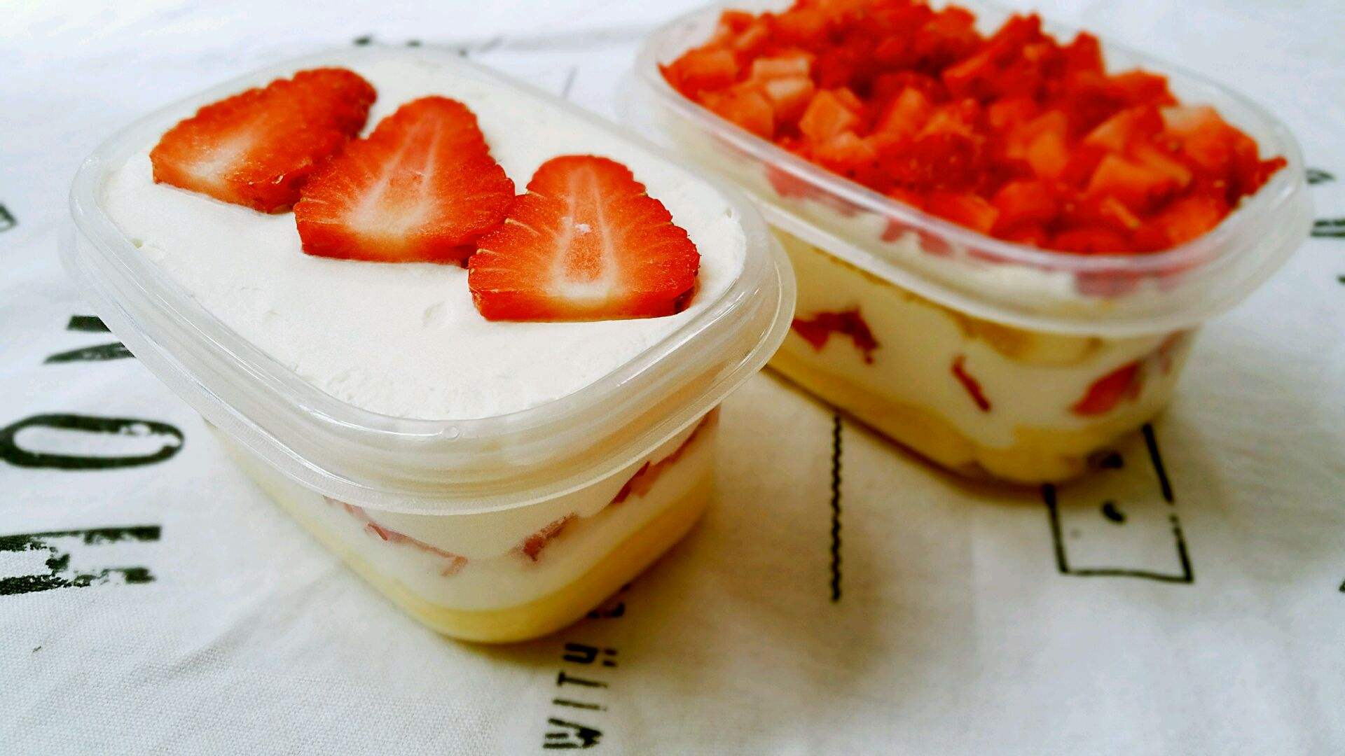 草莓奶油盒子蛋糕怎么做_草莓奶油盒子蛋糕的做法_鼹鼠的暖窝窝_豆果美食