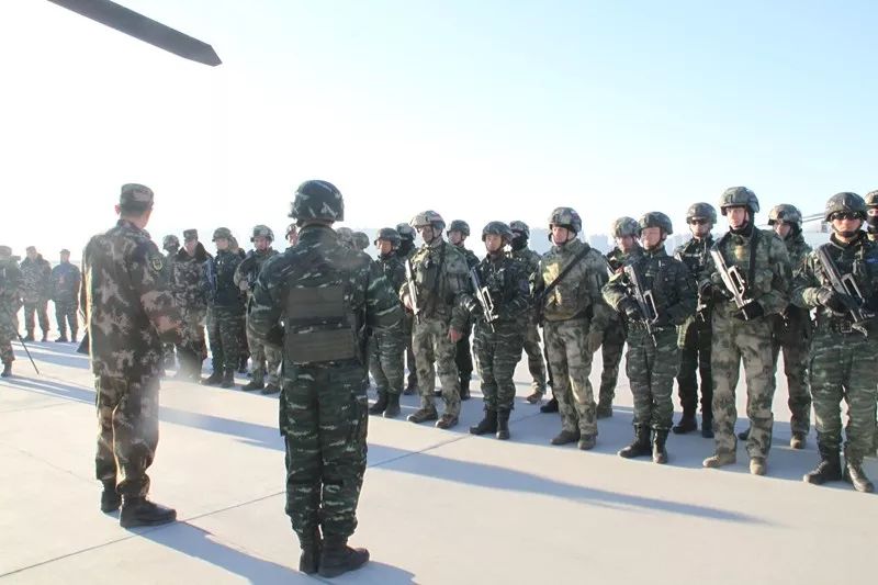 伴随着直-8型直升机巨大的轰鸣声,武警宁夏总队"沙狐"途 正文