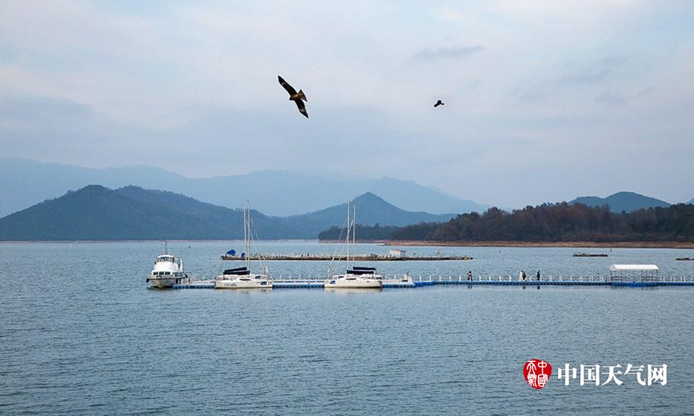 太平湖婚纱照_弥勒太平湖森林公园