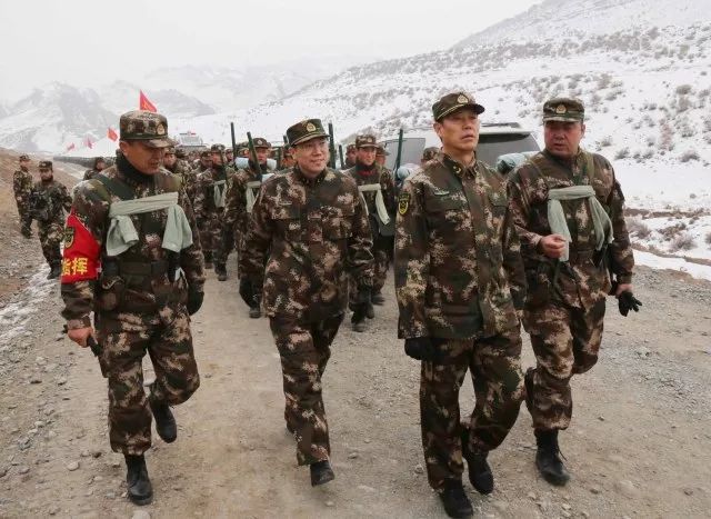 12月5日,在新疆检查指导工作的武警部队副司令员杨光跃,在武警新疆