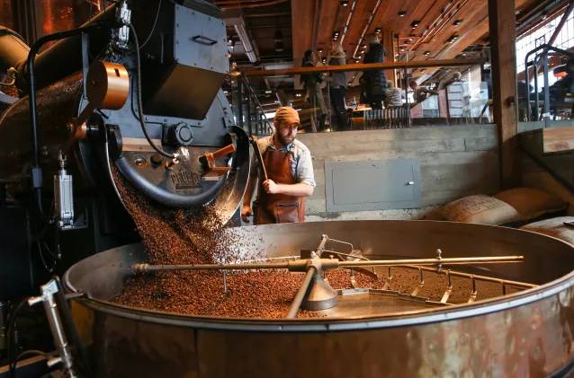 星巴克臻选烘焙工坊完美带大家 开启了见证珍稀咖啡豆的不凡之旅,你还