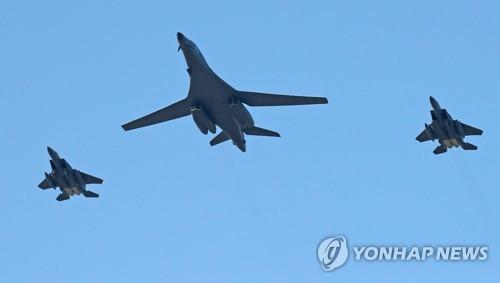 部署在关岛安德森空军基地的美军b-1b轰炸机编队当天将飞临半岛参加