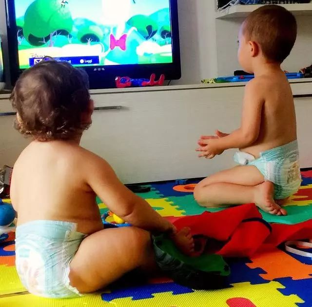有研究数据显示,4岁以下的孩子每天多看1小时电视,他欺负其他小朋友