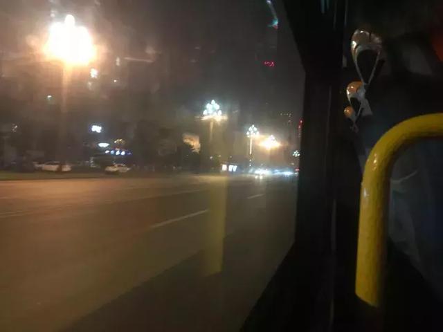确实格外宁静 不管在哪里,不管走多远, 我总是喜欢坐在公交车靠窗的