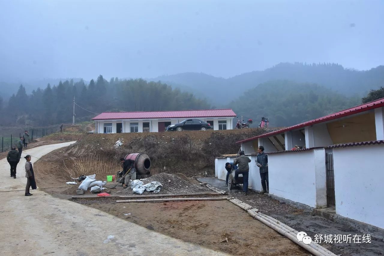 12月5日,在晓天镇方冲村天子峰家庭农场,贫困户何大文夫妇俩一边乐