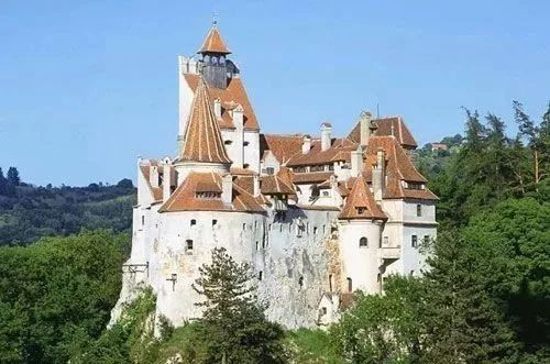 吸血鬼始祖德古拉的城堡 位于罗马尼亚在电影《生人勿进》中,在遥远的