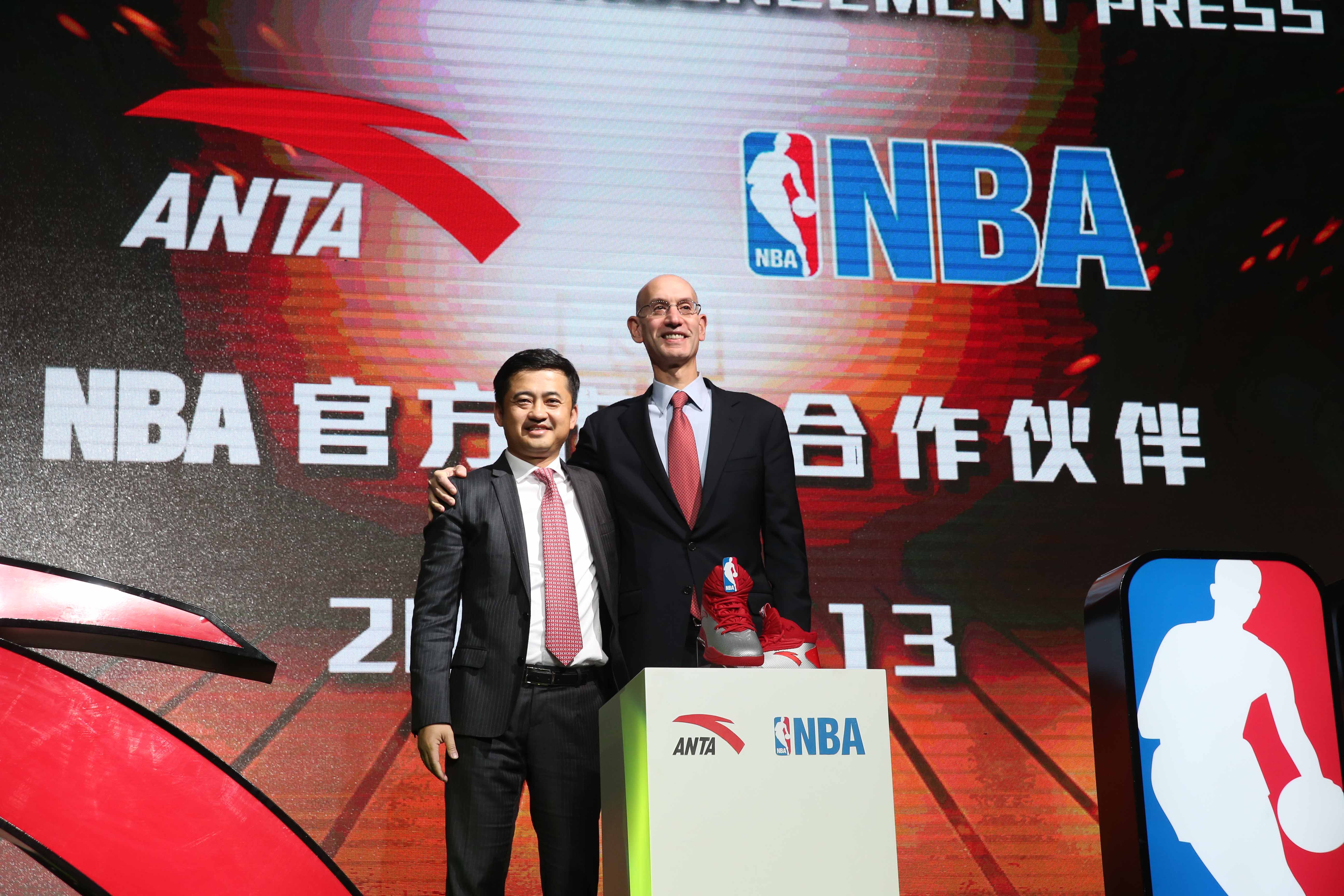 2014年10月,nba主席亚当·萧华先生与安踏集团董事局主席丁世忠(左)