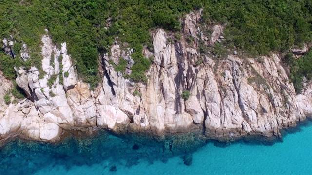 在大洲岛的两侧,有着截然不同的风景,一面波涛汹涌,一面风平浪静.