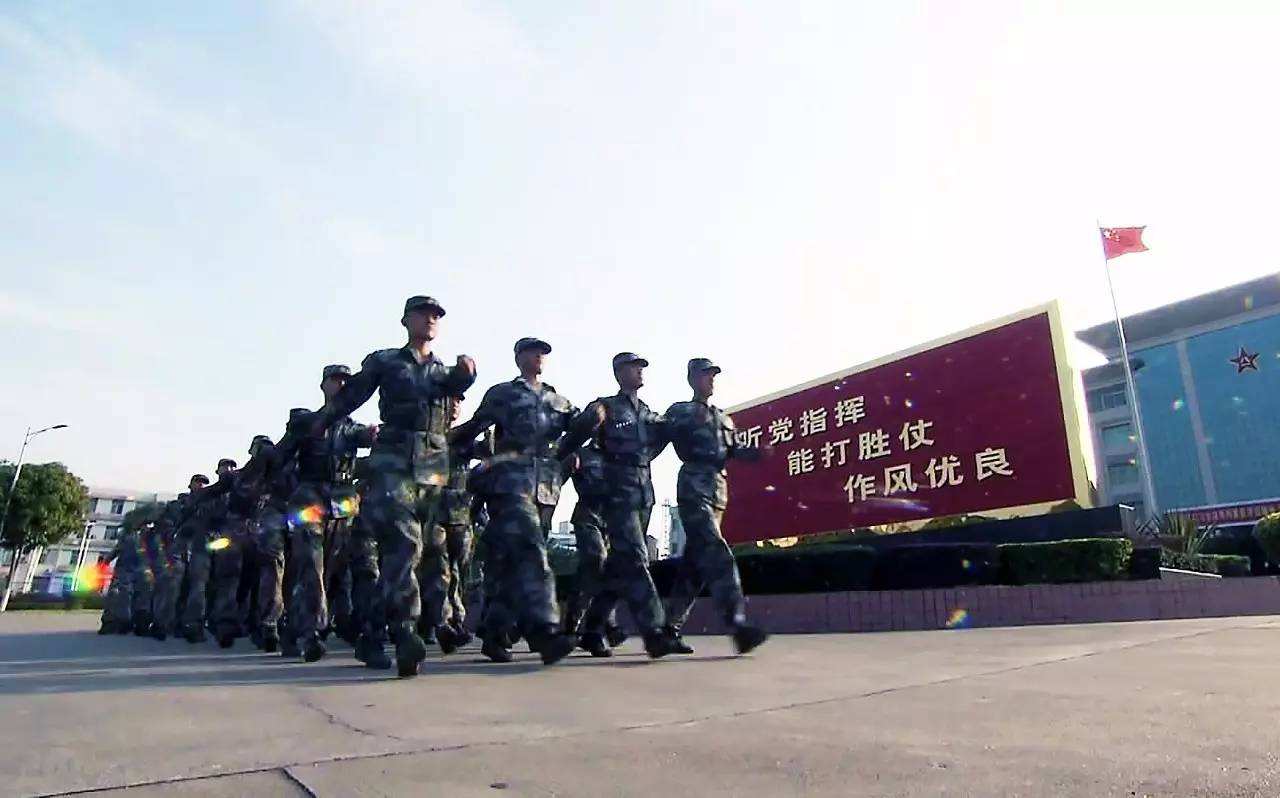 香港议员落选,竟然用气枪射击解放军驻港部队宿舍