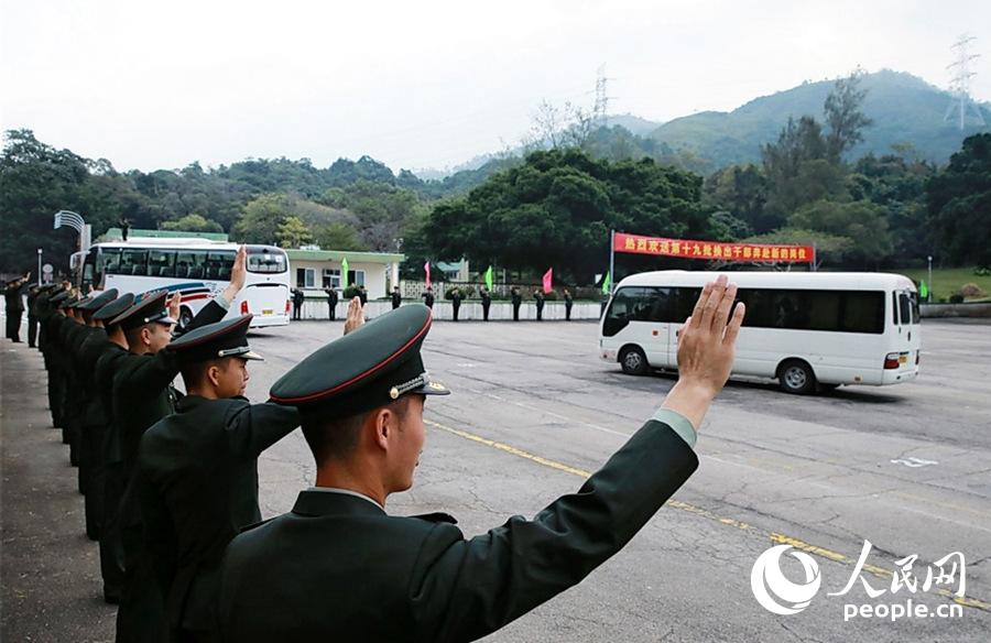 任务的驻香港部队200余名陆海空军官,依依惜别守卫多年的驻地(摄影:易