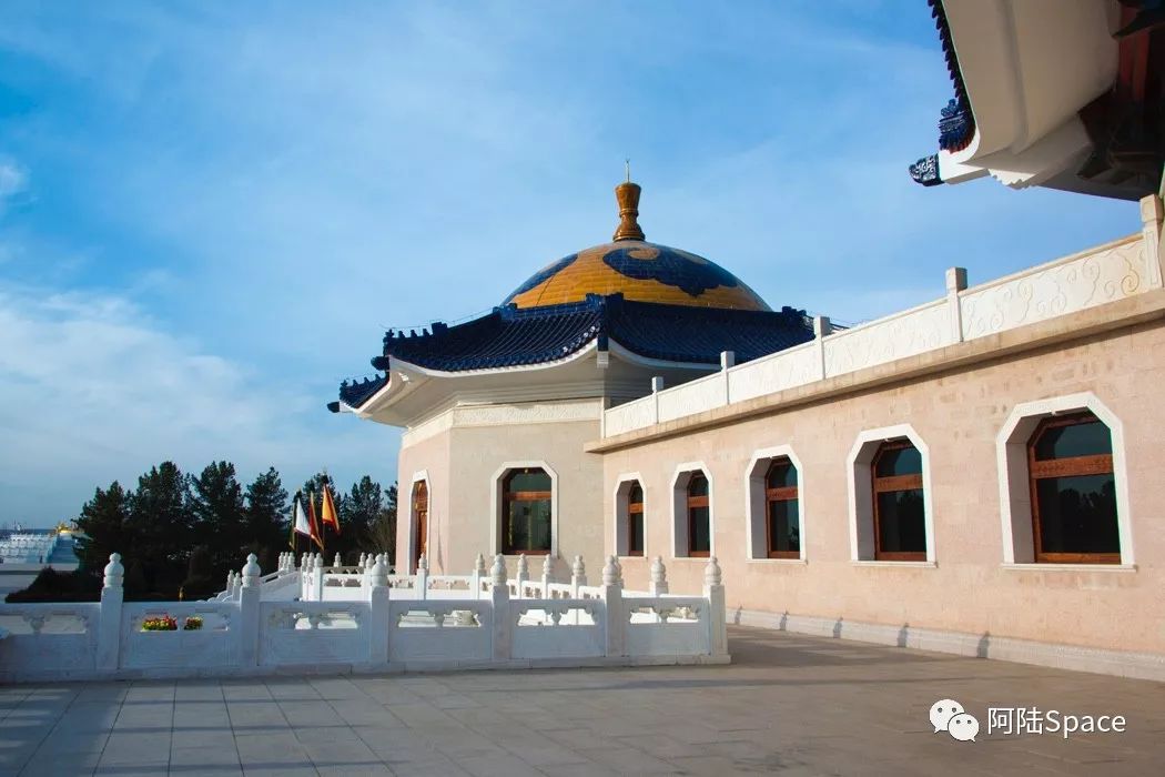 成吉思汗陵的主体是由三个蒙古包式的宫殿一字排开构成.