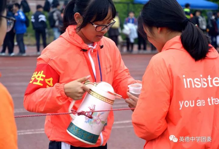 "既然选择了远方,便只顾风雨兼程"图中是纪检部部长李宇胜正在教授部