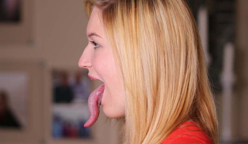 拥有最长舌头的女人,据说这样的"长舌妇"会很吸引人.