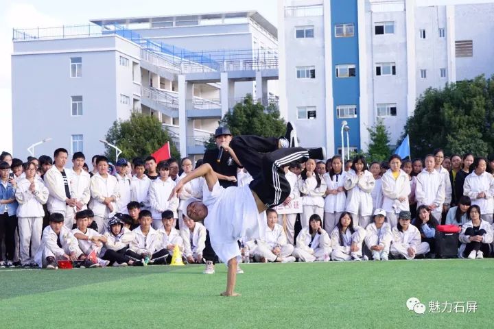 此次活动得到了石屏书画家协会的大力支持,各位书画大师亲临高级中学