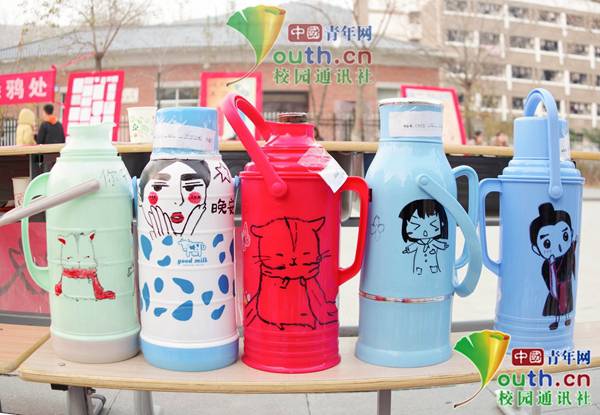 安徽高校学子开展暖水瓶涂鸦活动 暖瓶也有"个性身份证"