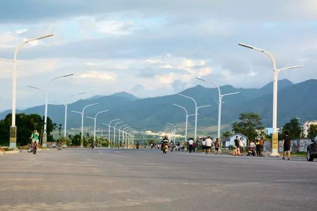 目前,元江县城滨江路建设项目稳步推进;十里滨江大道部分路段沥青路面