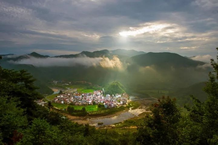 围绕"美丽乡村,美丽城镇,美丽经济"的主题,为了通过镜头来进一步展现