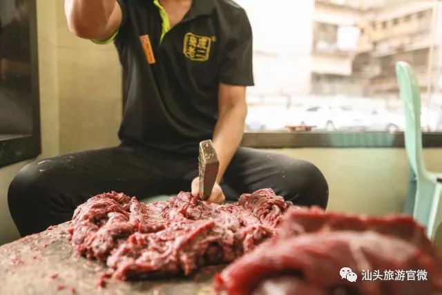 汕头特色美食店之飞厦老二手槌牛肉丸食指跟拇指ok出来的牛肉丸