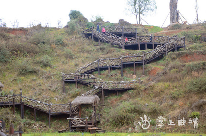 从回隆出口下高速,穿过蜿蜒的公路,古色古香的富源多乐原风景区呈现在