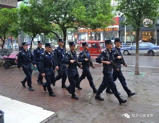 原来,孙女士和巡防大队马刚教导员交谈中说到:"有这群小伙子们在,让