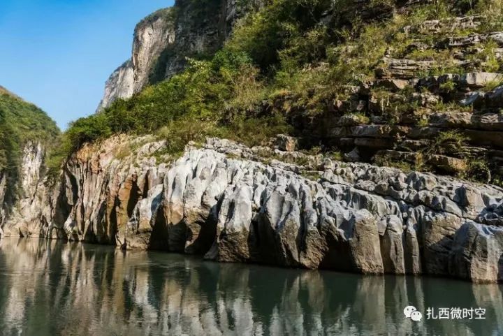 峡谷两边的山上,岩溶地形形成的怪石千奇百怪,有形状像犀牛,大象,灵芝