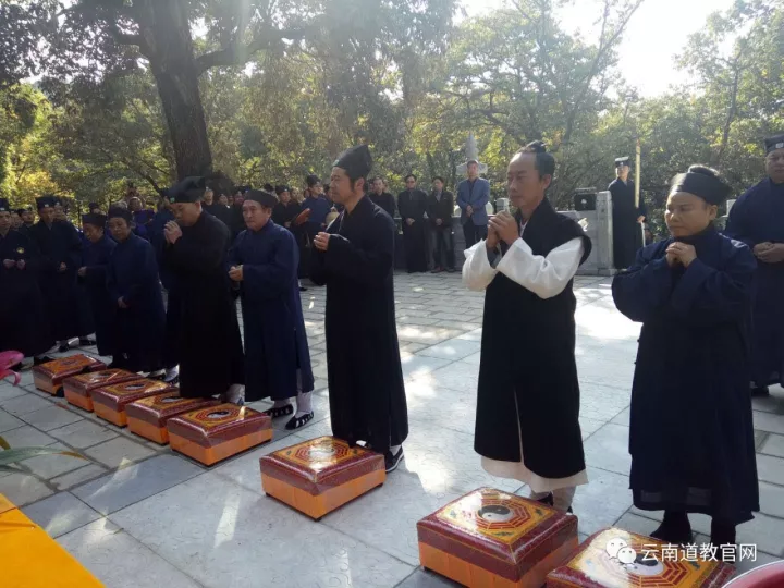 廖东明会长在致辞中说道"遥仰祖茔,为五老山龙泉观历代祖师,修建塔林