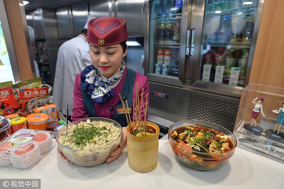 西成高铁配备美食车厢 特色美食令人垂涎