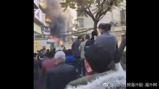 山东济南一小区疑燃气爆炸起火 4层玻璃被震碎