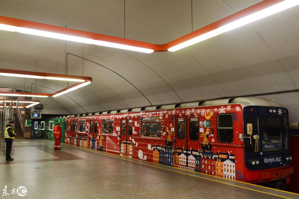 12月6日,波兰华沙.地铁车厢满布圣诞气氛,乘客仿如置身童话世界.