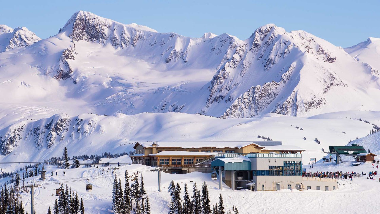 处的惠斯勒镇(whistler),两座相连的山峰构成了享誉国际的滑雪胜地