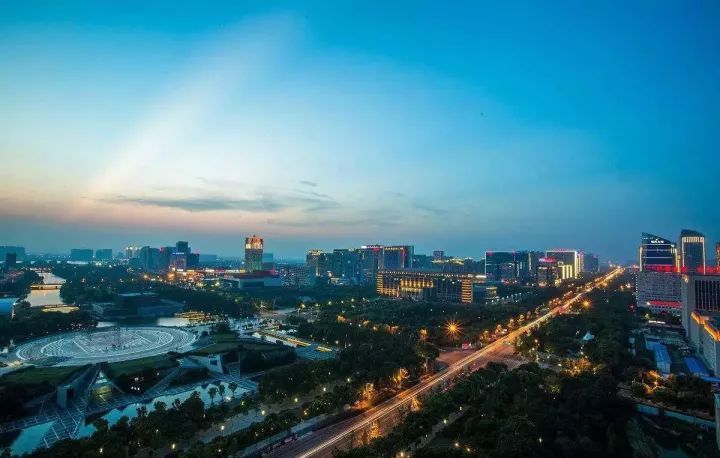 柯桥发展的战略定位是今年9月份,柯桥区委区政府提出,包括杭州,宁波